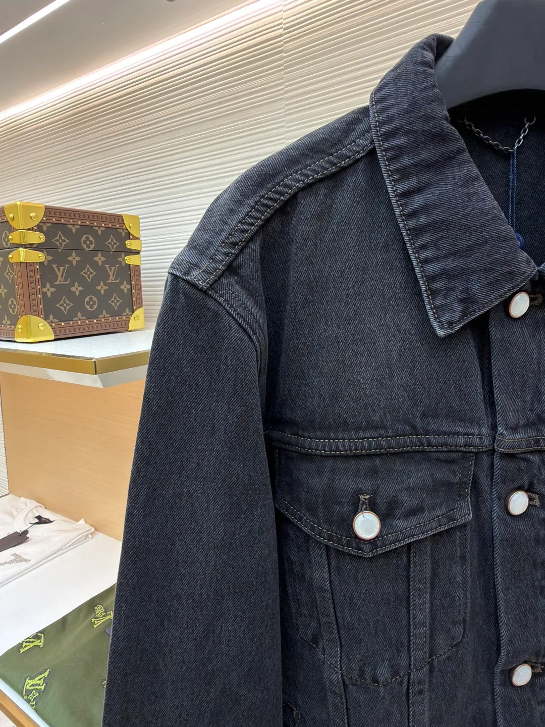 LOUIS VUITTON sand-washed embroidered denim jacket ●Original version: purchased and developed by 16217 ●Item number: 1681019-B55 ●Fabric: denim fabric ●Technology: washed embroidery production ●Version: fitted version ●Weight: about 1055 grams ●Size: 46-48-50-52 ●Description: Made of high-quality cow fabric, with clear and crisp texture, good wear resistance and breathability, comfortable and durable to wear; the brand logo embroidery on the chest adopts precise embroidery technology, the embroidery thread is full and tough, the stitches are fine and even, and the pattern outline is clear and three-dimensional; metal buttons and rivets It is made of high-quality hardware material, and the surface has been finely polished and plated. The color is bright and not easy to oxidize and fall off, and the combination with the denim fabric is strong and reliable; the jacket has a classic and elegant lapel shape, neat and smooth tailoring, which fits the body shape without losing a sense of leisure; the high-waist design firmly locks the waistline, instantly optimizing the body proportions and modifying the leg shape. The overall wiring is straight and delicate, the fabric is comfortable and soft, and the color is consistent without color difference. It can be matched with the same style to create a fashionable look and control various occasions. Customized accessories, complete with three standards, same style for men and women!